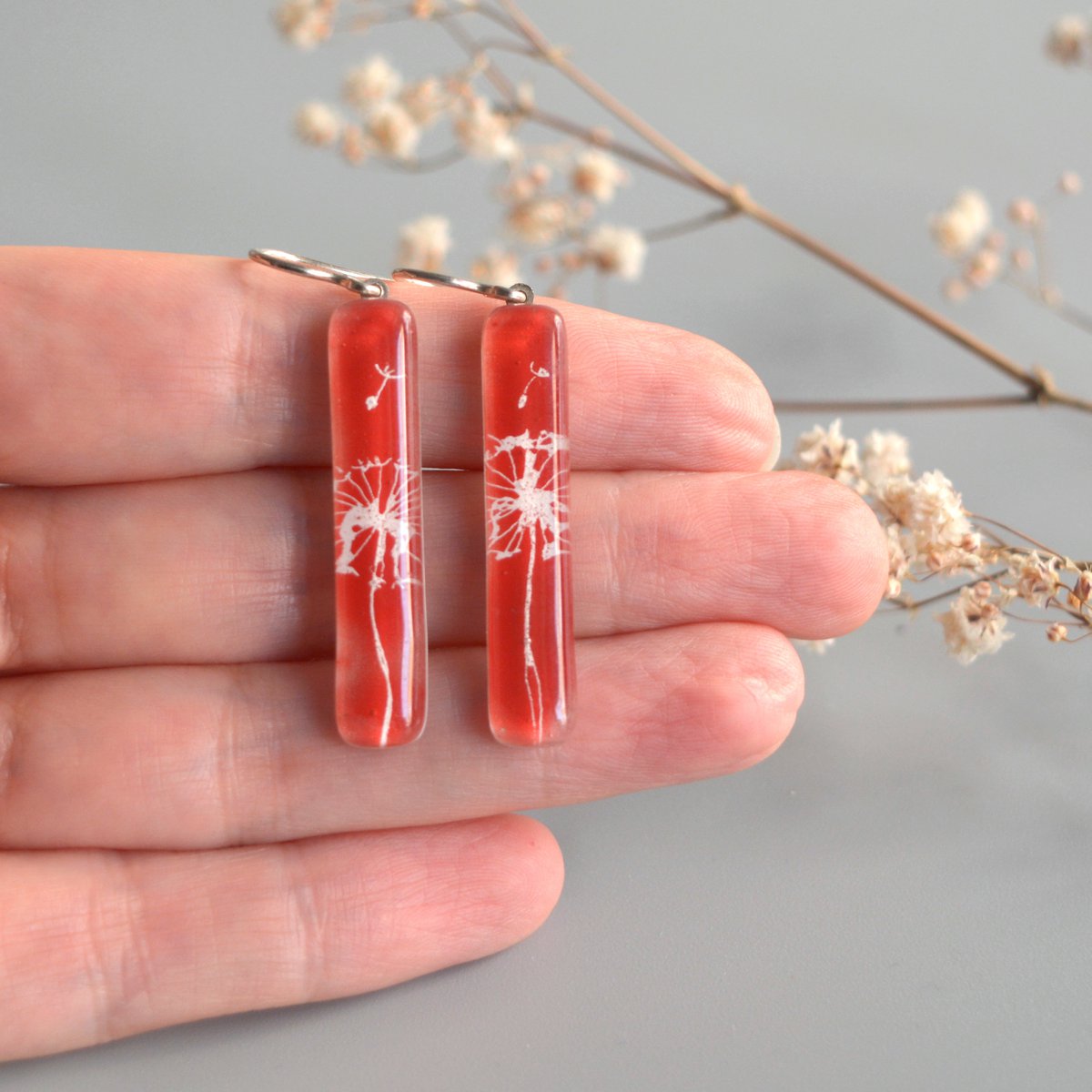 Paardebloemoorbellen in diep rood en wit, lange bungelstaaf, glas en sterling zilver