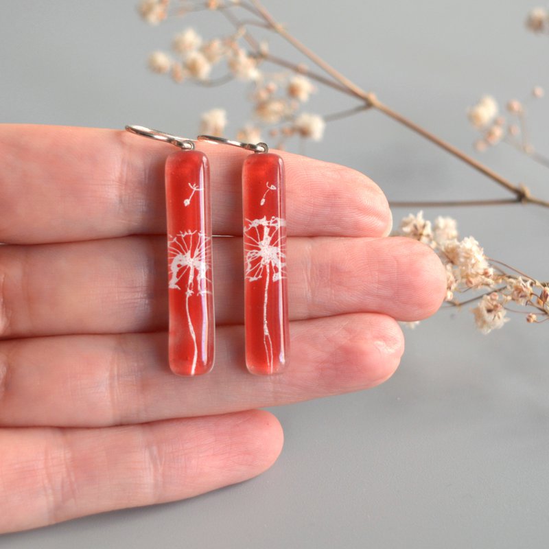 Paardebloemoorbellen in diep rood en wit, lange bungelstaaf, glas en sterling zilver