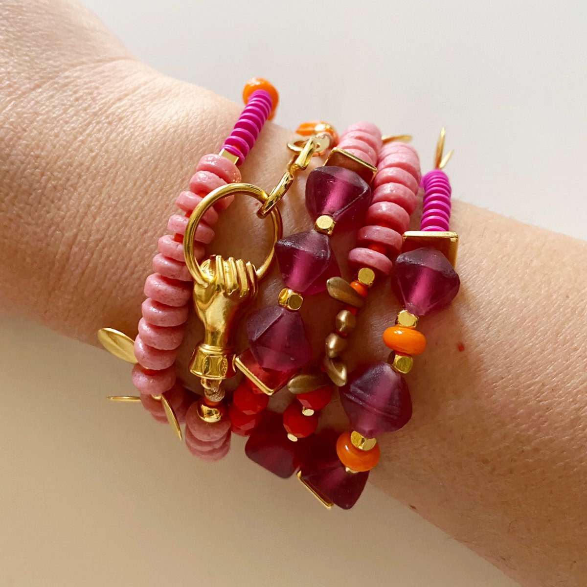 BUENAVENTURA veelzijdige boho ketting/armband met roze en rode kralen
