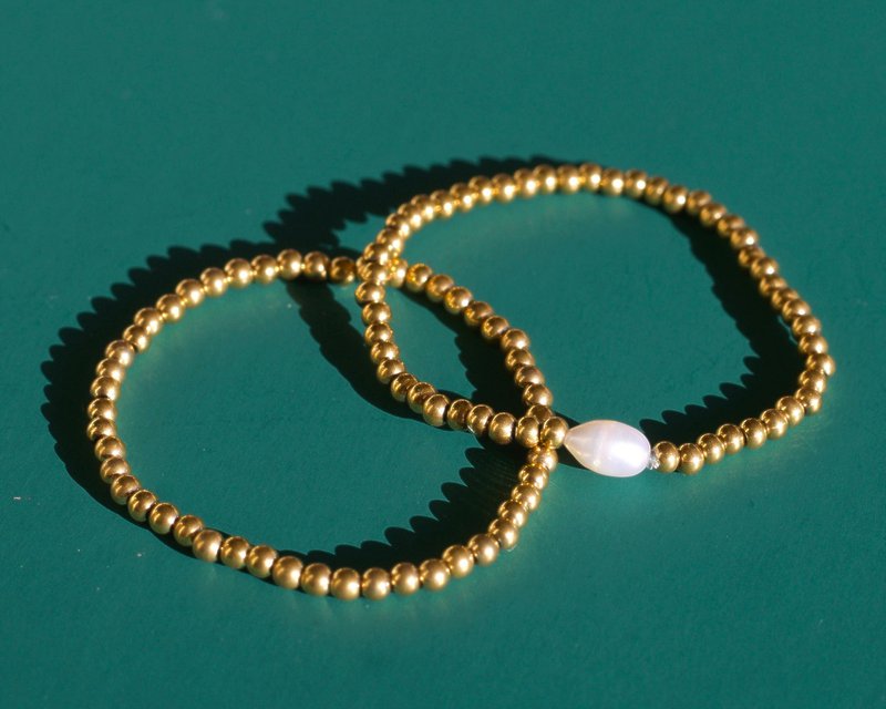 Aquilea – Armbandstapel aus Goldperlen