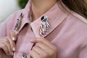Paar broches: papegaai