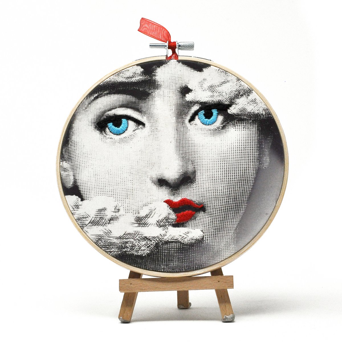 Art mural en cerceau de broderie fait à la main - Collection "Iconic Lina" (inspirée de Fornasetti) - Décoration murale textile 15 cm