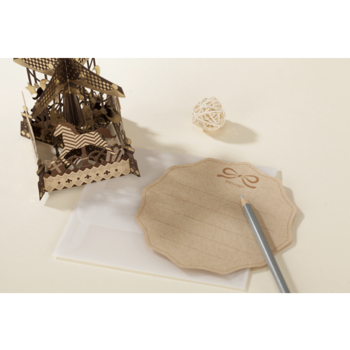 Tarjeta de felicitación 3D con carrusel de aula con panel de mensajes incluido
