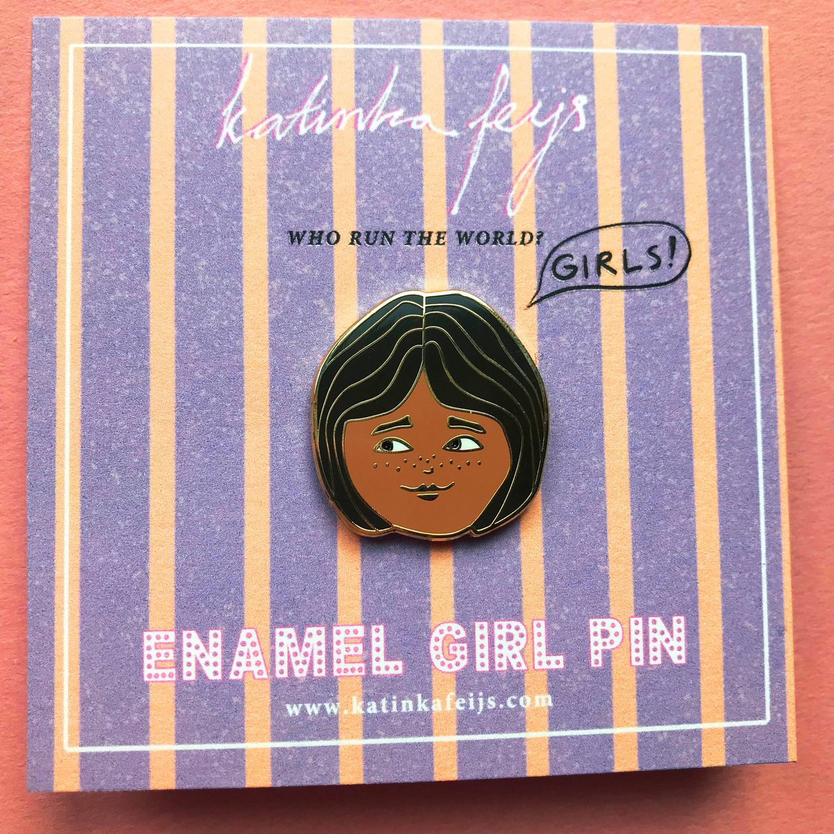 Pin Chica Independiente, esmalte duro