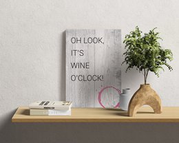 HOUTEN WANDBORD: Åh se, det er vin klokken! - 30 x 42 cm