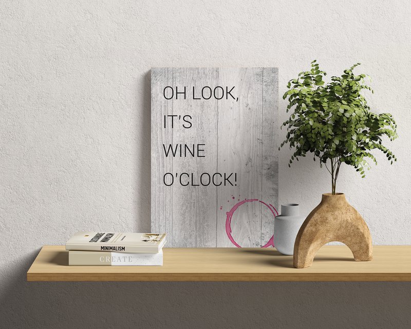 HOUTEN WANDBORD: Åh se, det er vin klokken! - 30 x 42 cm