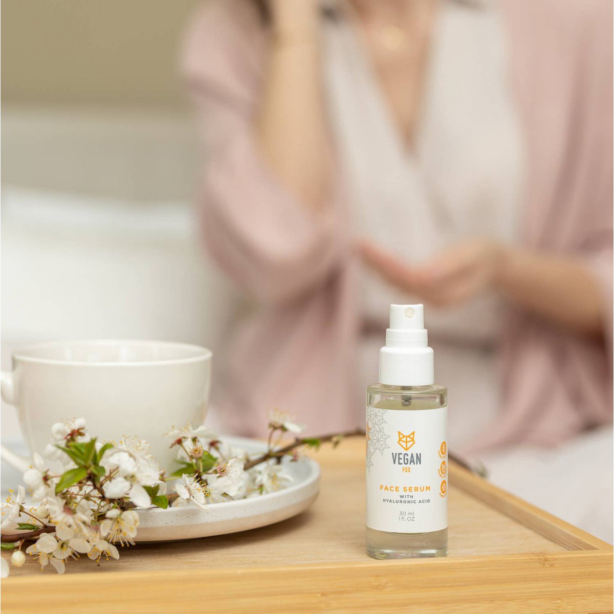 Suero facial con ácido hialurónico, vitamina C y péptidos