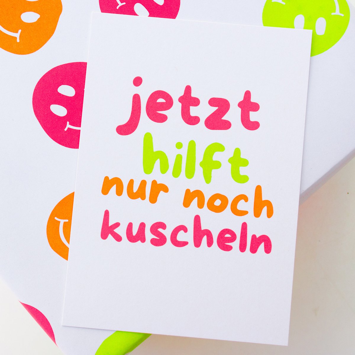 Moderne Neon Grußkarte „jetzt hilft nur noch kuscheln“ Postkarte aus Recyclingpapier | DIN A6 Papeterie