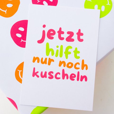 Moderne neon wenskaart “nu helpt alleen knuffelen” ansichtkaart van gerecycled papier | DIN A6 briefpapier