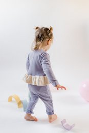  High-waisted baby trousers in sustainable, GOTS-certified organic cotton. Available in sizes 56-92. Lavender-colored with long sleeves.