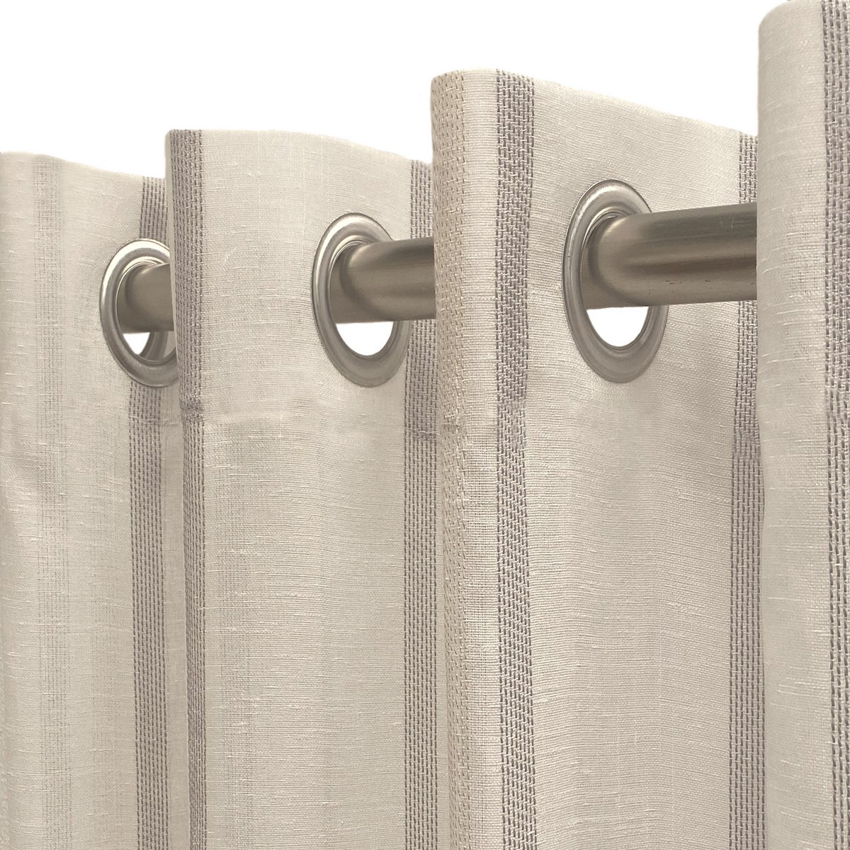 Cortina translúcida de color gris confeccionada en ollados. Visillo Jacquard de rayons verticaux fabriqué avec des matériaux recyclés et de qualité. Couleurs naturelles et calidos. Cortines pour salon, dortoir et cuisine.