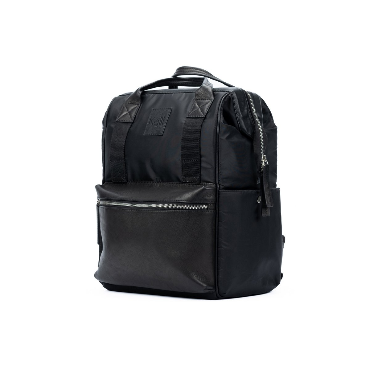 K0037AB | Waterafstotende rugzak van waterdicht nylon/echt volnerf leer met lichte nerf - zwarte kleur - gepolijste nikkelaccessoires. Afmetingen: 27 x 39 x 19 cm - Verpakking: Tnt zak