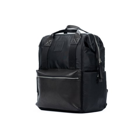 K0037AB | Waterafstotende rugzak van waterdicht nylon/echt volnerf leer met lichte nerf - zwarte kleur - gepolijste nikkelaccessoires. Afmetingen: 27 x 39 x 19 cm - Verpakking: Tnt zak