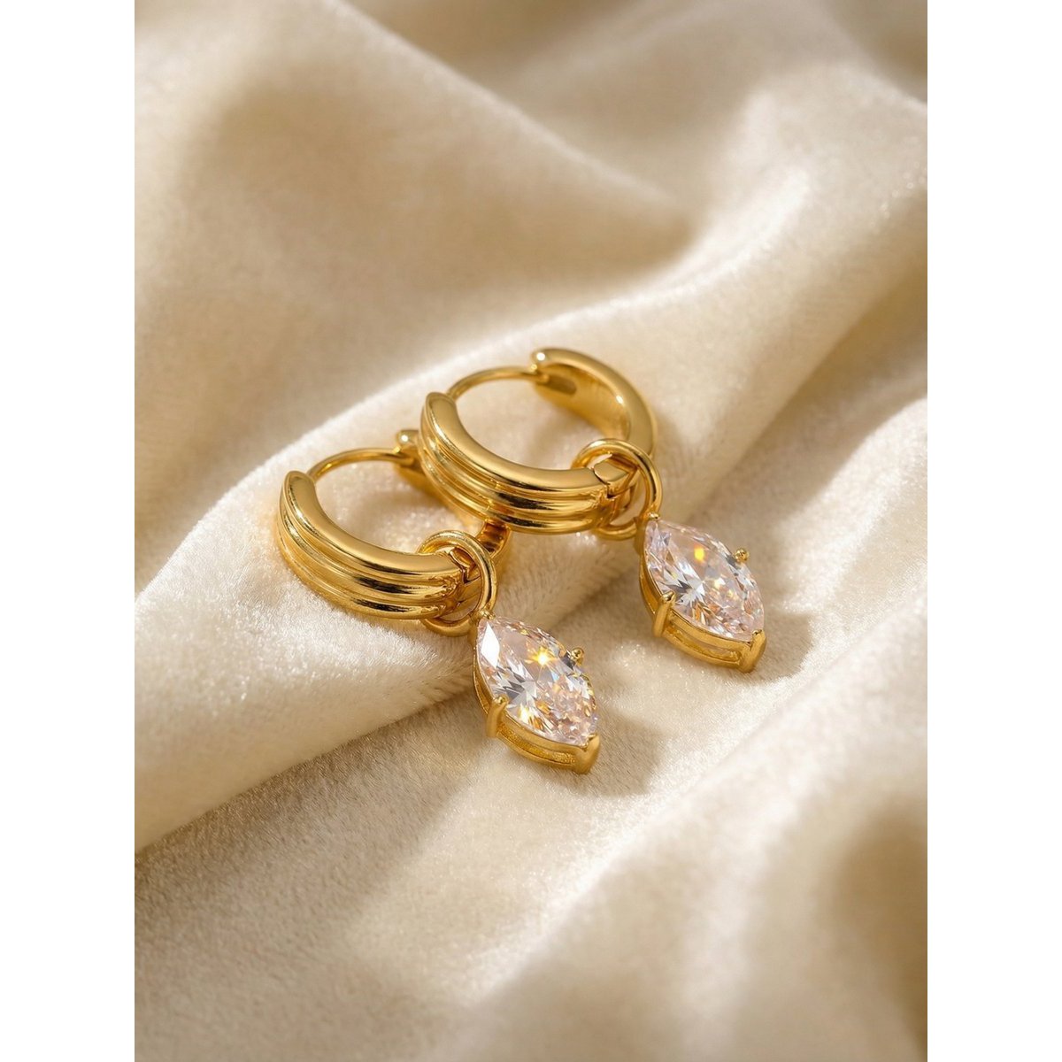 Amelia – Pendientes con colgantes de circonitas – Dorado