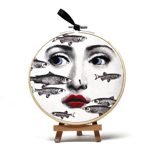 Handgefertigte Stickrahmen-Kunst – „Iconic Lina“-Kollektion (von Fornasetti inspiriert) – Textile Wanddekoration 15 cm