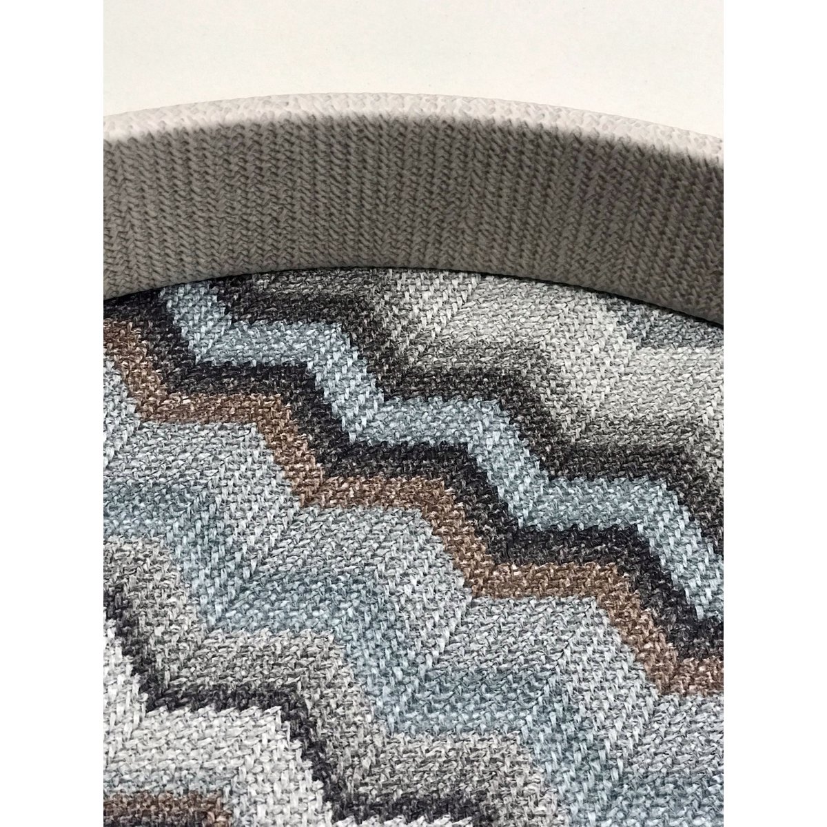 Plateau rond bleu à motif zigzag avec poignées en acier inoxydable