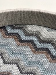 Plateau rond bleu à motif zigzag avec poignées en acier inoxydable