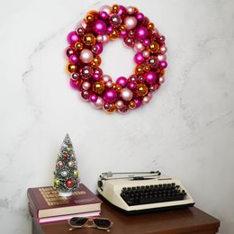 Kerstdecoratie - Kerstkrans - Kerstballen - Polystyreen - Roze/Oranje - 34x10 cm