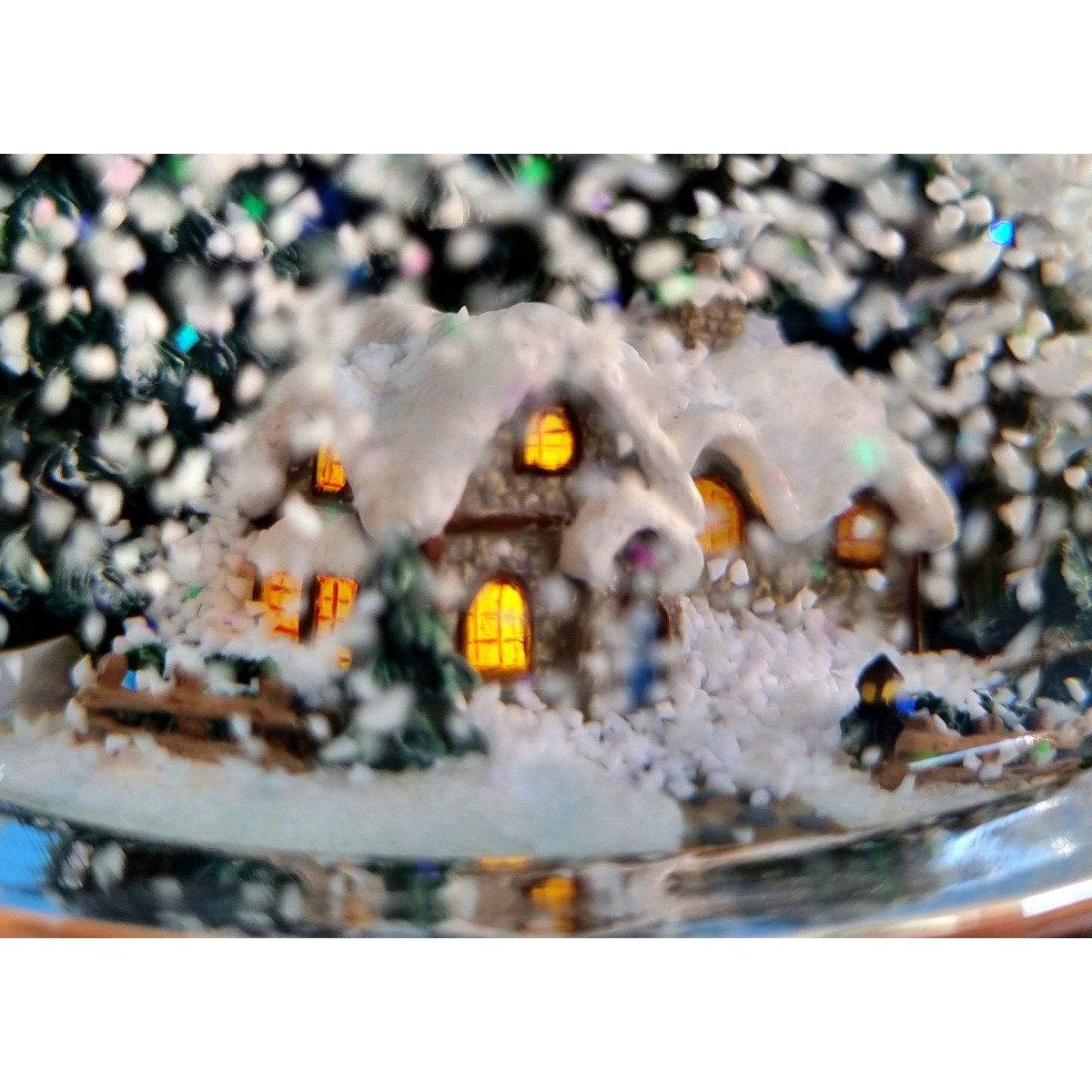 Kerstmuzikale sneeuwbol “Jachthuis”, glas, met verlichting en automatische sneeuwstorm