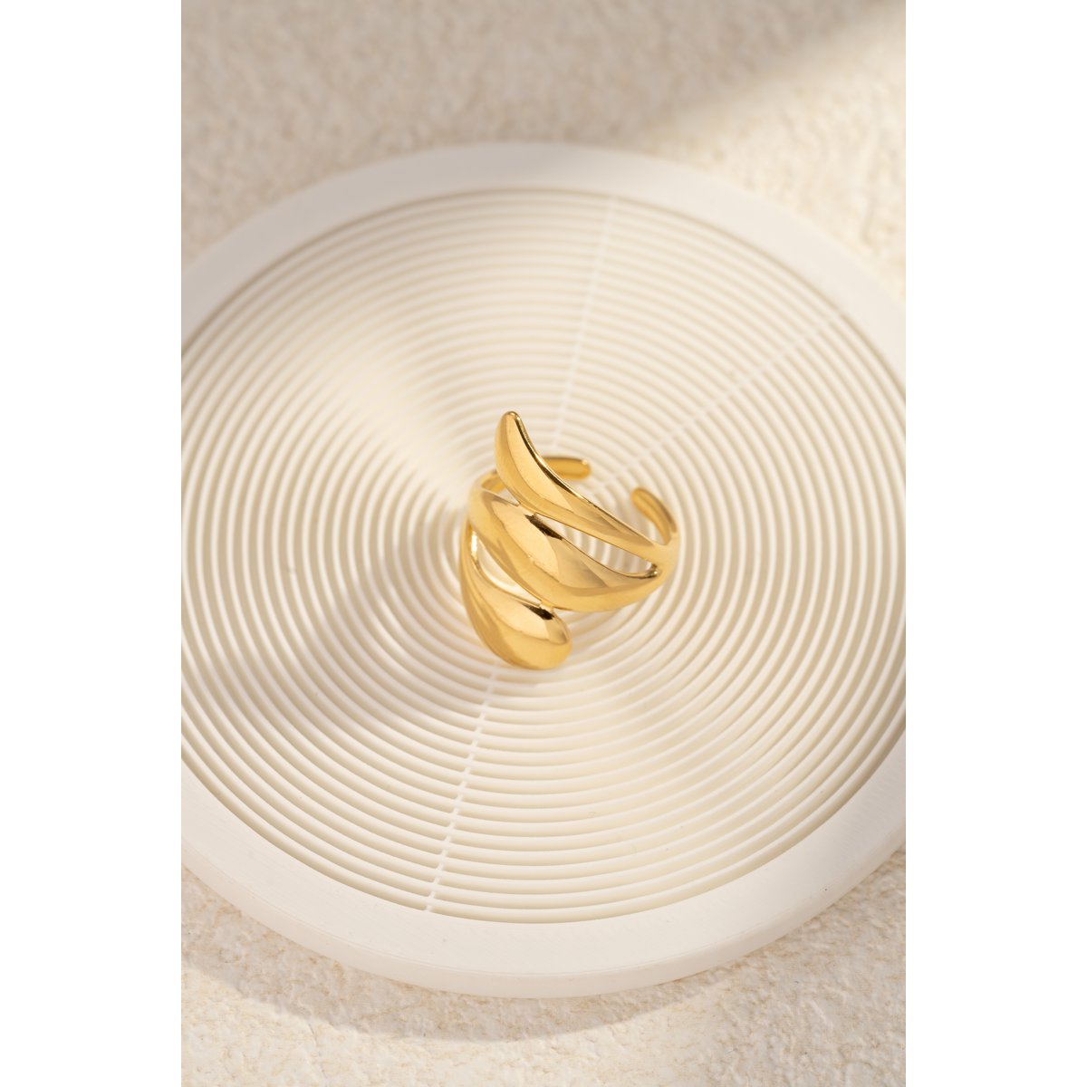 Verstelbare gouden roestvrijstalen ring met modern sculpturale ontwerp