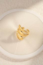 Verstelbare gouden roestvrijstalen ring met modern sculpturale ontwerp