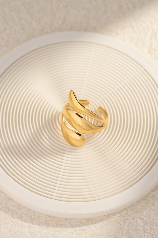 Verstelbare gouden roestvrijstalen ring met modern sculpturale ontwerp