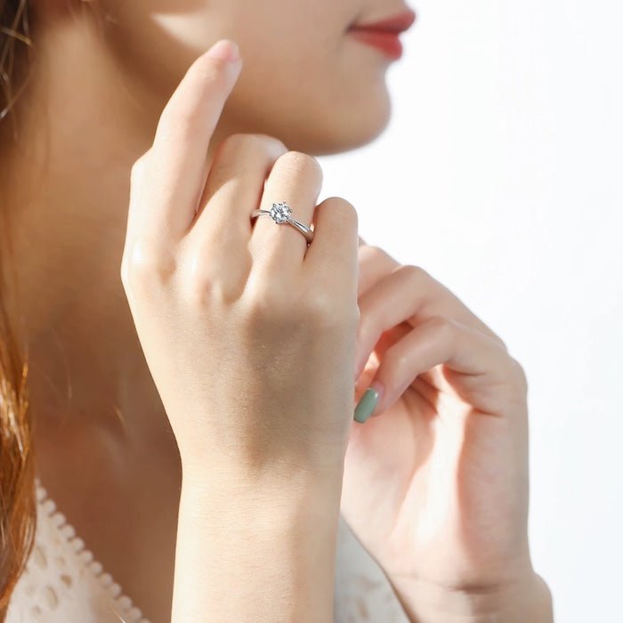 Anello solitario in moissanite a 6 artigli senza tempo