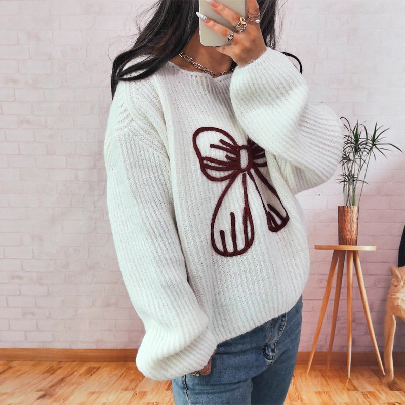 Einfacher, lässiger, gestrickter Langarmpullover mit Schleifenstickerei und Dekoration