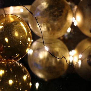 BATTERIEBELEUCHTUNG 40LED 4MTR SCHWARZES DRAHT WARMWEISS