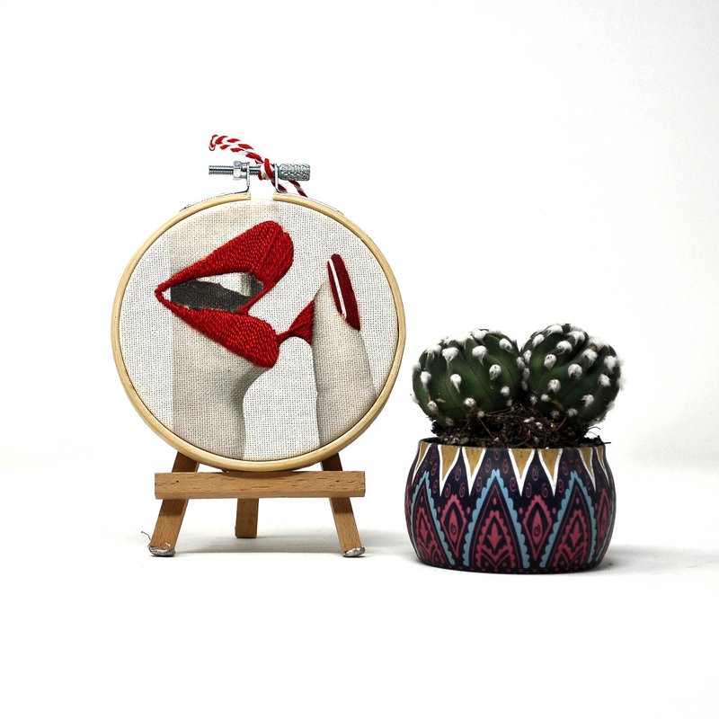 Arte da parete con telaio da ricamo fatto a mano - Bocche rosse - Decorazione da parete in tessuto (10 cm)