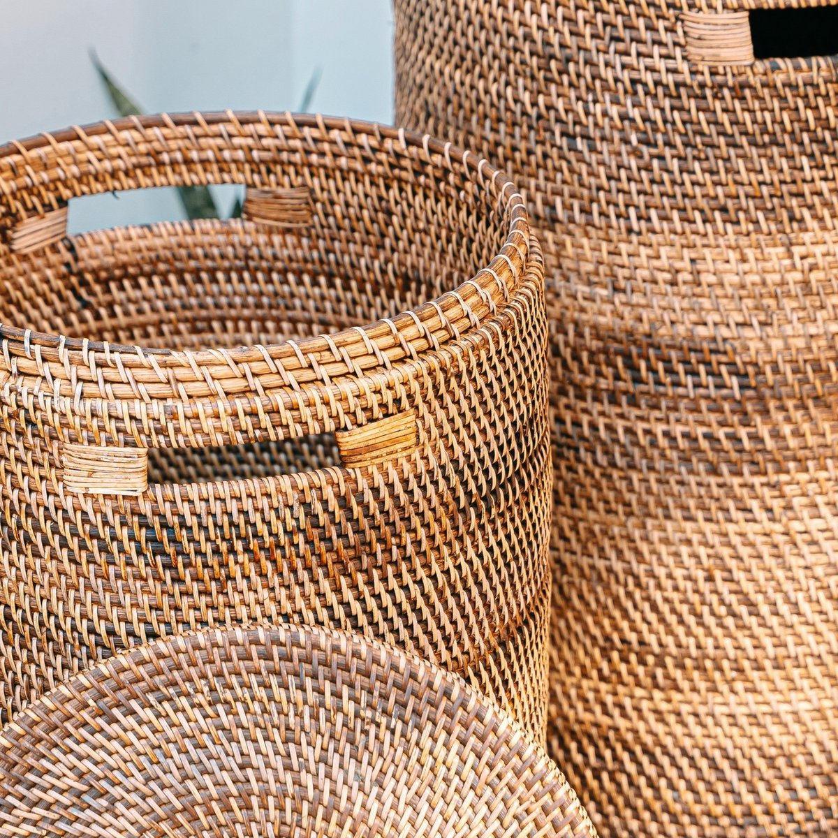 Duży kosz na pralnię z pokrywką - tkanin okrągły koszyk - Brown Boho Storage - Dekoracyjny koszyk rattanu (2 rozmiary Ø 36/40 cm) sari (brązowe)
