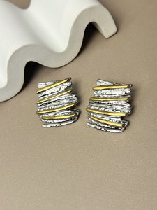 Two-tone rectangular gold and silver earrings – Textured effect
