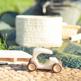 Automobile di legno di pietra focaia