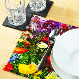 Artipics Tischsets Blumenwiese 4 Stück Platzsets Abwaschbar Kunststoff je 42 x 30 cm Sommerliche Bunte Blumen Natur Tischdeko Für Küche, Essbereich, Gäste, Drinnen, Draußen