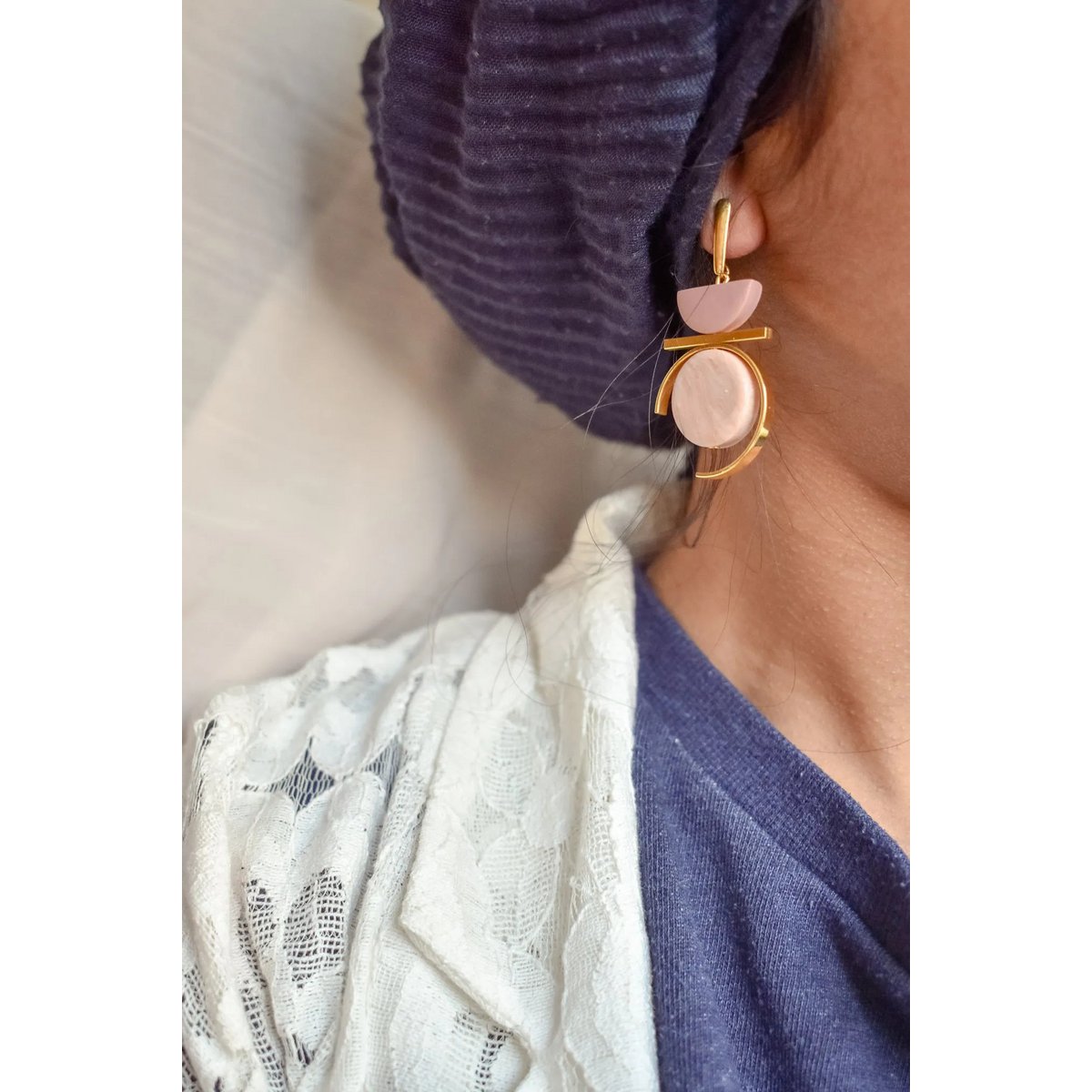 Kontrast in den Ohrringen Dusty Rose und Marbled Celadon