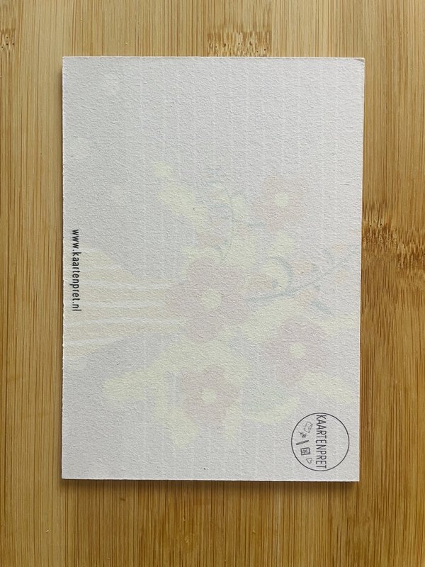 Vase rayé avec fleurs et carte en carton de mimosa