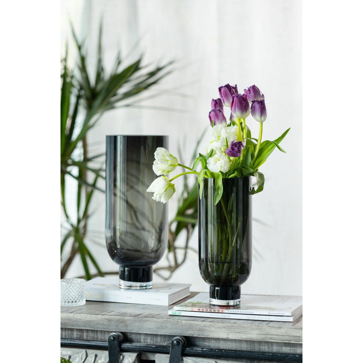 Vaso in vetro moderno e sobrio, forma cilindrica su base elegante, grigio scuro, OMAHA14GR