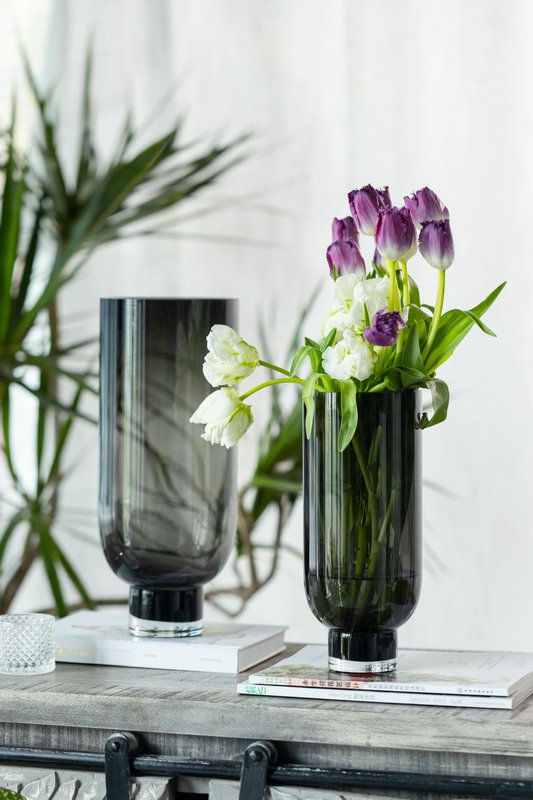 Sober moderne glasvase, cylindrisk form på elegant bund, mørkegrå, OMAHA14GR