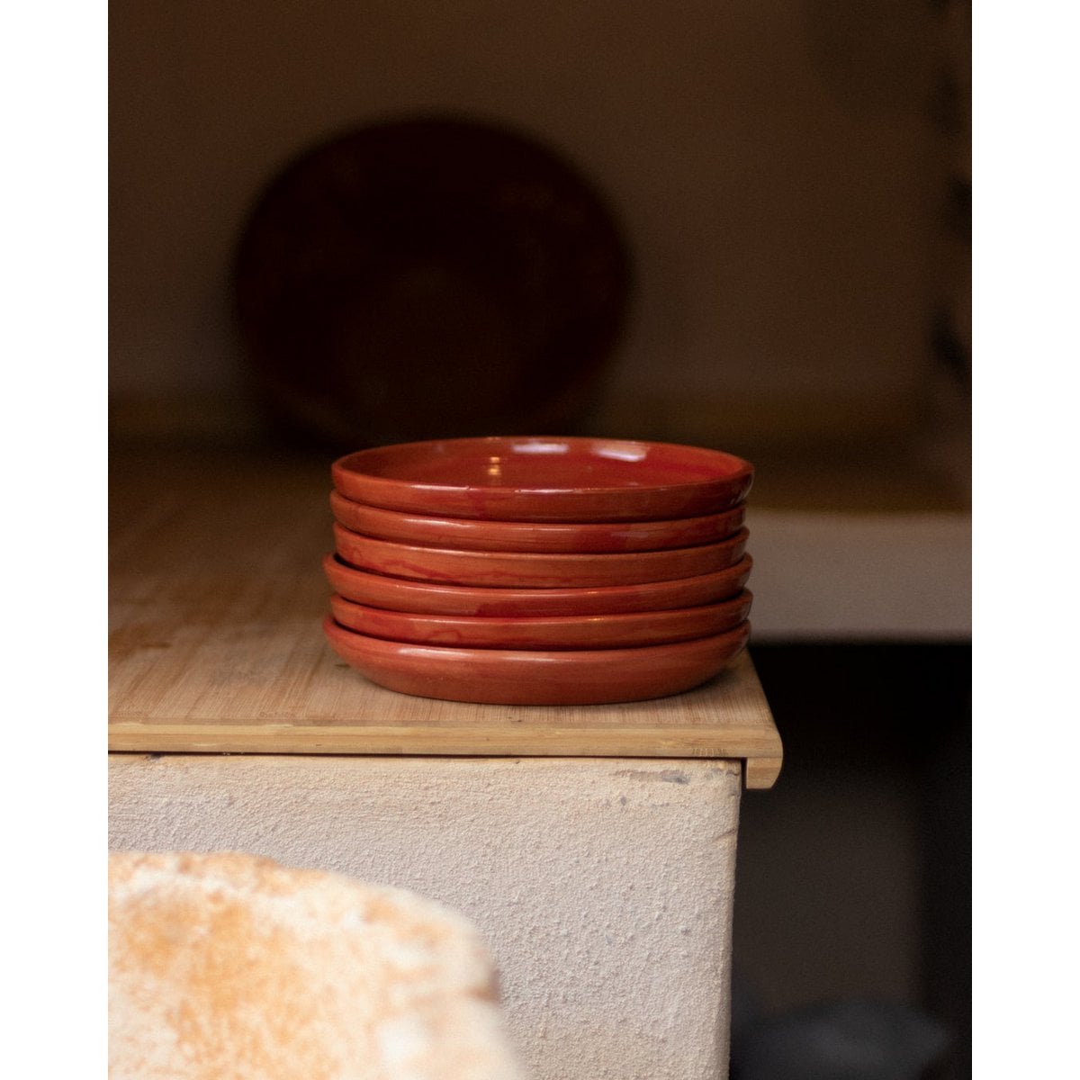 Platos de barro amarillos