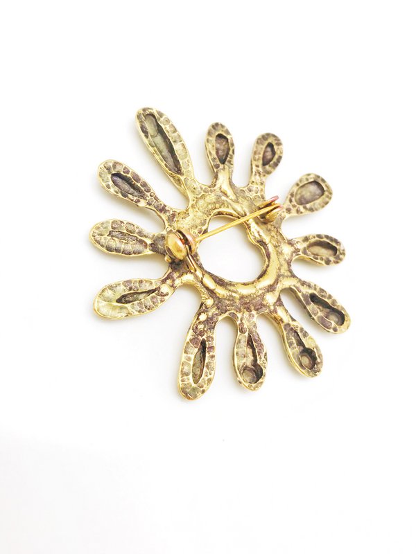 Broche redondo irregular zamak chapado en dorado 5,5cm
