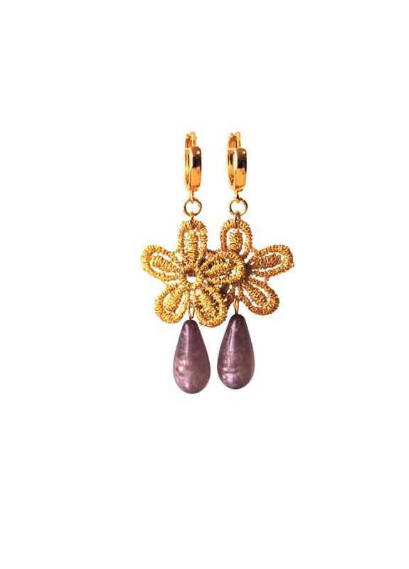 Oorbellen bloem kant gouddraad en druppel paars/mauve