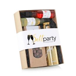 Champagne party gift set with assorted wines, champagne, and snacks. Includes gold-colored champagne bottle, wine bottles, and crackers in a wooden gift box.