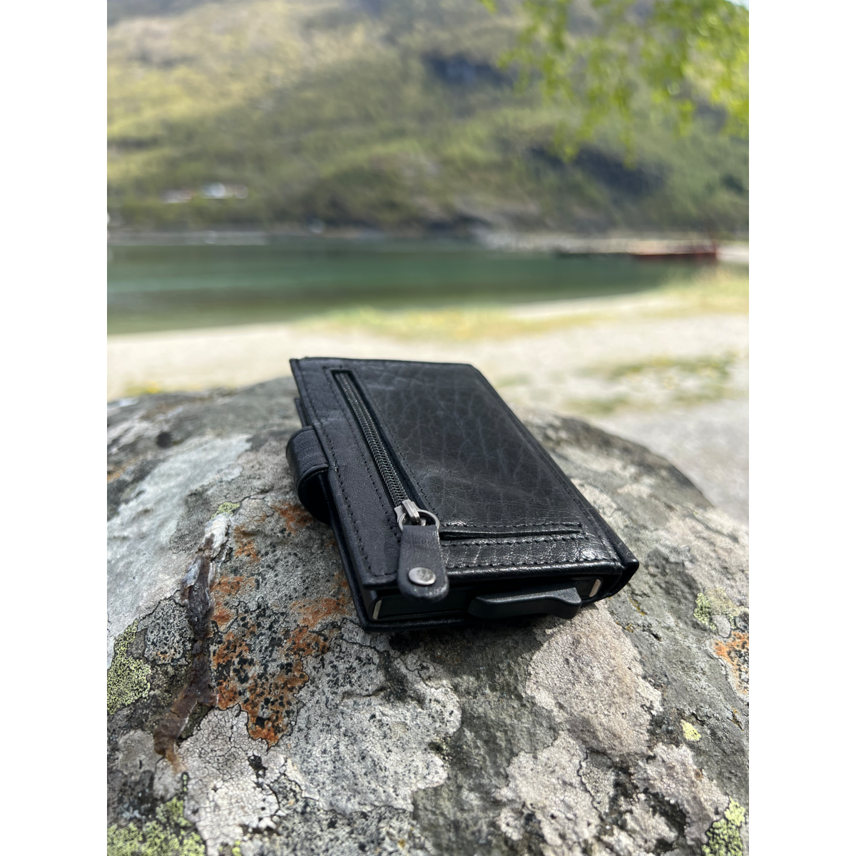Etui na karty Lundholm wysuwane - z przegródką na monety, banknoty - skórzane etui na karty wysuwane etui na karty kredytowe męski prezent dla mężczyzny męskie prezenty prezent na dzień ojca prezent na dzień ojca koniak brązowy czarny