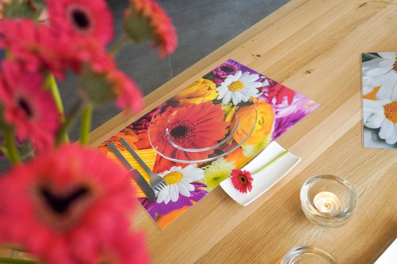 Artipics Platzset abwaschbar 4er-Set Flower Power Tischset Kunststoff 42x30 cm Tisch Unterlegmatten Platzdeckchen Deko Tischuntersetzer Küche, Essbereich, Gäste, Drinnen, Draußen