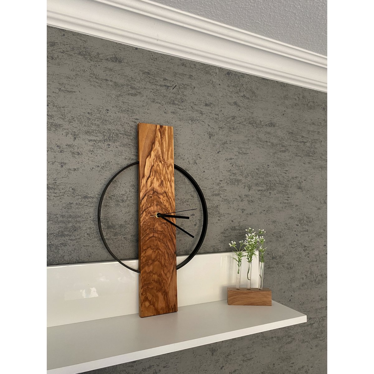 Orologio da parete in legno d'ulivo