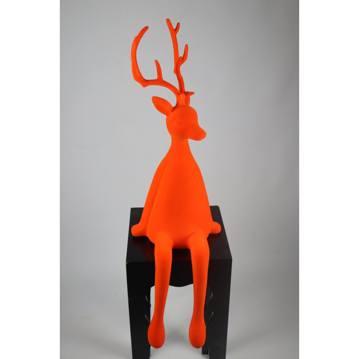 Renne assis en plastique floqué orange. 93 cm UE:1