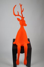 Reno sentado en bandada de plástico naranja. 93cm PU: 1
