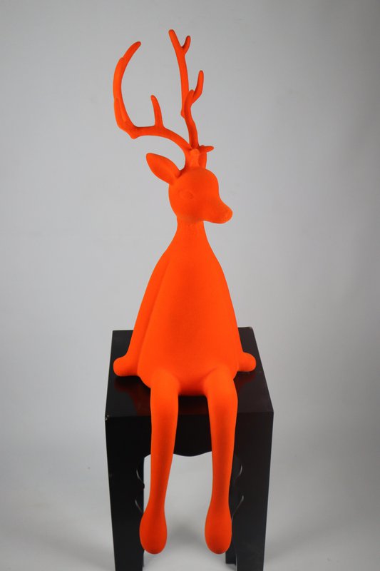 Rensdyr siddende orange flok plastik. 93 cm PU:1