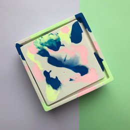 Neon marmoreret tie dye firkantet jesmonite nipsæske med låg