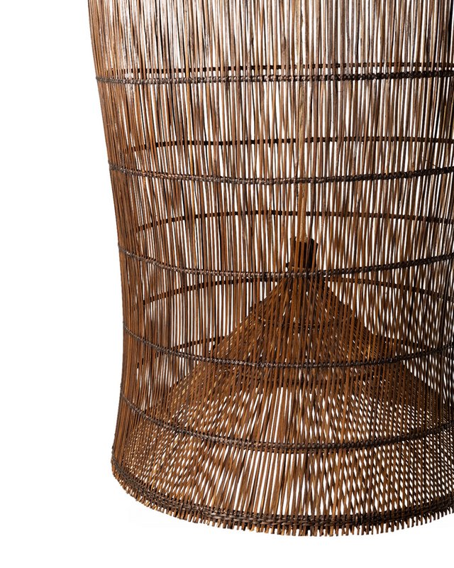 Lampada a sospensione gigante Kamboja C in rattan naturale a forma di campana, intrecciata a mano con finitura scura, altezza 115 cm diametro 58 cm, provenienza Indonesia